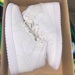 Women’s Air Jordan 1 Mid Triple White size 7